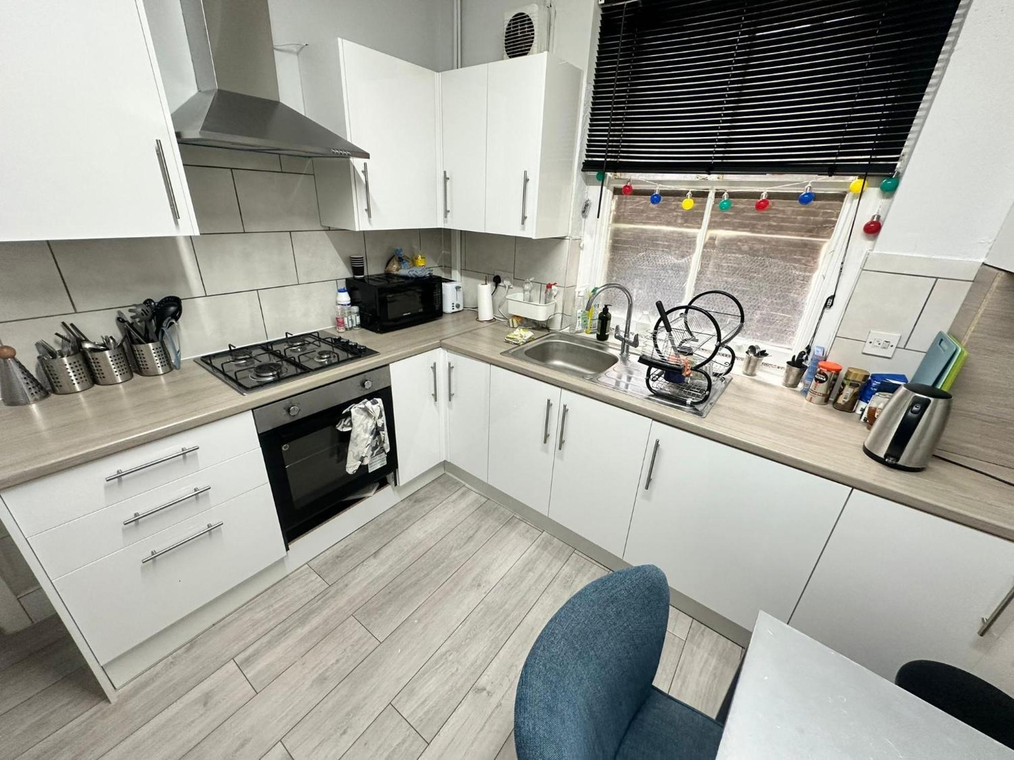 Whitechapel Station Rooms R1 Лондон Екстериор снимка