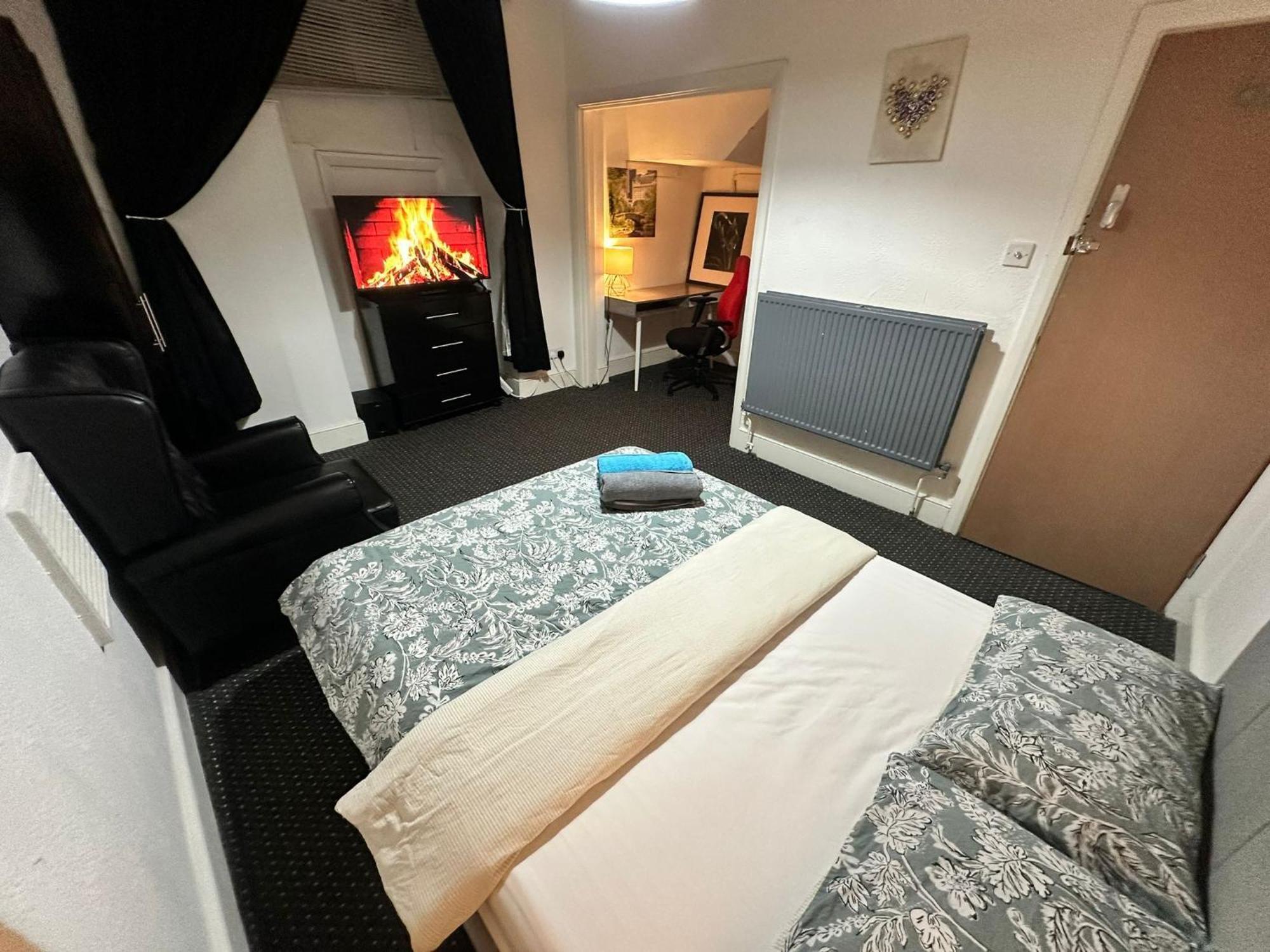 Whitechapel Station Rooms R1 Лондон Екстериор снимка