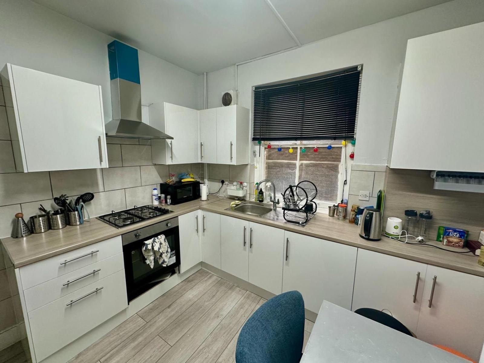 Whitechapel Station Rooms R1 Лондон Екстериор снимка